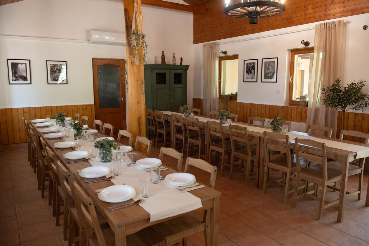 A Parton rendezvényterme a tó partján.