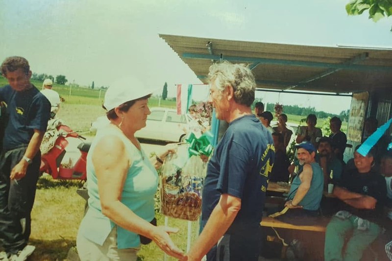 Régi felvétel: díjátadás a horgásztó melletti büfénél.